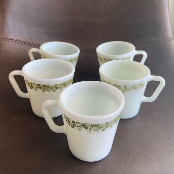 Set of 5 green floral vintage Pyrex spring blossom crazy daisy milk glass mugs. - Picture 1 of 4